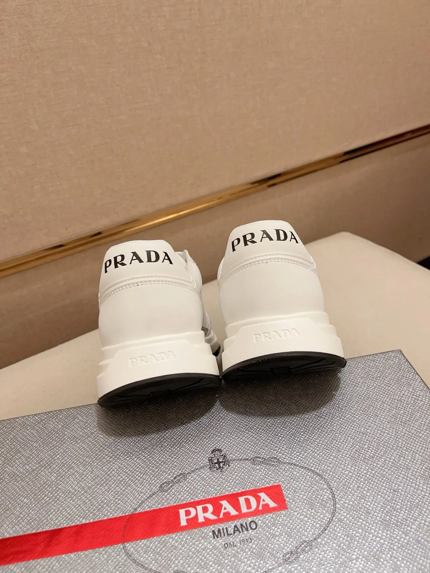 Men's shoes 💰 580 💰 (high version) new Prada (Prada) high-top counters are launched simultaneously, new men's shoes, 😘fabrics are selected from waterproof technical cloth. First layer cowhide lining. 👍🏿Original molded anti-slip rubber outsole, with exquisite lines, simple and elegant, comfortable and high-end for leisure travel. Number of yards: 38 to 44. (Can be customized for 45.46.)